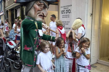 Foto de la despedida de la Comparsa de Gigantes y Cabezudos este 14 de julio de San Fermín 2026.
