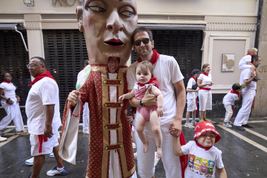 Foto de la despedida de la Comparsa de Gigantes y Cabezudos este 14 de julio de San Fermín 2026.