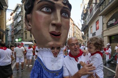 Foto de la despedida de la Comparsa de Gigantes y Cabezudos este 14 de julio de San Fermín 2026.
