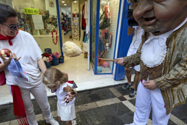 Foto de la despedida de la Comparsa de Gigantes y Cabezudos este 14 de julio de San Fermín 2026.
