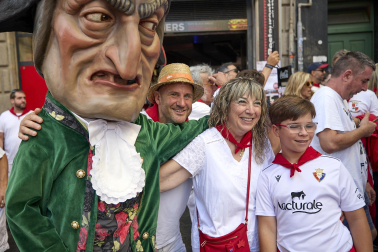 Foto de la despedida de la Comparsa de Gigantes y Cabezudos este 14 de julio de San Fermín 2026.