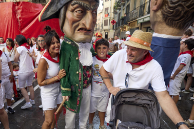 Foto de la despedida de la Comparsa de Gigantes y Cabezudos este 14 de julio de San Fermín 2026.