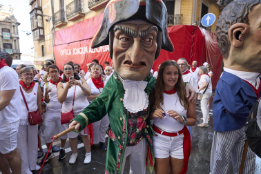 Foto de la despedida de la Comparsa de Gigantes y Cabezudos este 14 de julio de San Fermín 2026.