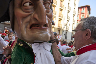 Foto de la despedida de la Comparsa de Gigantes y Cabezudos este 14 de julio de San Fermín 2026.