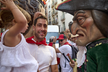 Foto de la despedida de la Comparsa de Gigantes y Cabezudos este 14 de julio de San Fermín 2026.