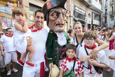 Foto de la despedida de la Comparsa de Gigantes y Cabezudos este 14 de julio de San Fermín 2026.