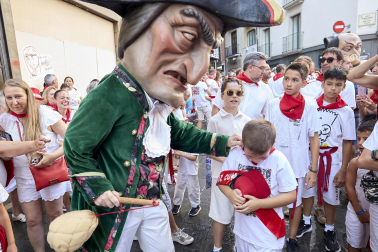 Foto de la despedida de la Comparsa de Gigantes y Cabezudos este 14 de julio de San Fermín 2026.