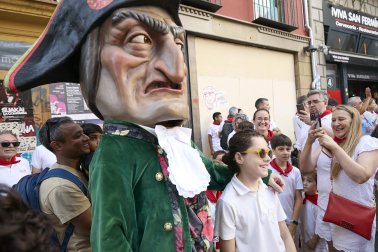 Foto de la despedida de la Comparsa de Gigantes y Cabezudos este 14 de julio de San Fermín 2026.