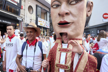 Foto de la despedida de la Comparsa de Gigantes y Cabezudos este 14 de julio de San Fermín 2026.