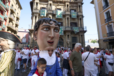 Foto de la despedida de la Comparsa de Gigantes y Cabezudos este 14 de julio de San Fermín 2026.