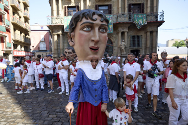 Foto de la despedida de la Comparsa de Gigantes y Cabezudos este 14 de julio de San Fermín 2026.