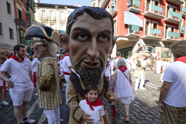 Foto de la despedida de la Comparsa de Gigantes y Cabezudos este 14 de julio de San Fermín 2026.