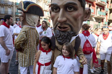 Foto de la despedida de la Comparsa de Gigantes y Cabezudos este 14 de julio de San Fermín 2026.