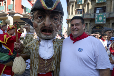 Foto de la despedida de la Comparsa de Gigantes y Cabezudos este 14 de julio de San Fermín 2026.