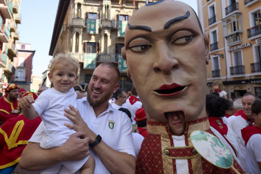 Foto de la despedida de la Comparsa de Gigantes y Cabezudos este 14 de julio de San Fermín 2026.
