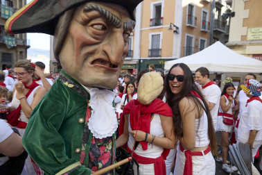 Foto de la despedida de la Comparsa de Gigantes y Cabezudos este 14 de julio de San Fermín 2026.