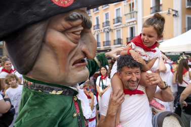 Foto de la despedida de la Comparsa de Gigantes y Cabezudos este 14 de julio de San Fermín 2026.