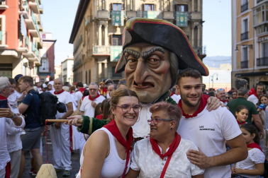 Foto de la despedida de la Comparsa de Gigantes y Cabezudos este 14 de julio de San Fermín 2026.