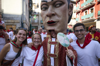 Foto de la despedida de la Comparsa de Gigantes y Cabezudos este 14 de julio de San Fermín 2026.