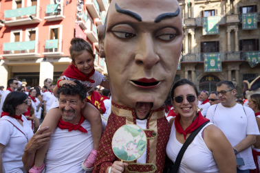 Foto de la despedida de la Comparsa de Gigantes y Cabezudos este 14 de julio de San Fermín 2026.
