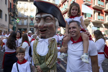 Foto de la despedida de la Comparsa de Gigantes y Cabezudos este 14 de julio de San Fermín 2026.