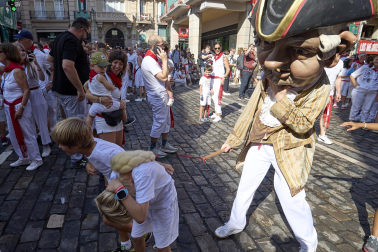 Foto de la despedida de la Comparsa de Gigantes y Cabezudos este 14 de julio de San Fermín 2026.