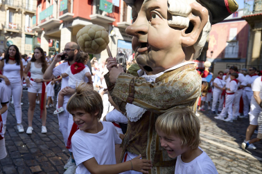 Foto de la despedida de la Comparsa de Gigantes y Cabezudos este 14 de julio de San Fermín 2026.