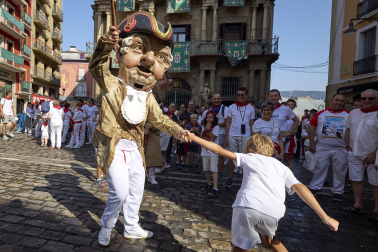 Foto de la despedida de la Comparsa de Gigantes y Cabezudos este 14 de julio de San Fermín 2026.