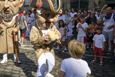 Foto de la despedida de la Comparsa de Gigantes y Cabezudos este 14 de julio de San Fermín 2026.