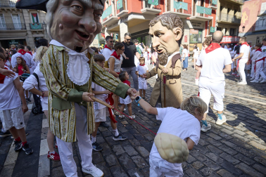 Foto de la despedida de la Comparsa de Gigantes y Cabezudos este 14 de julio de San Fermín 2026.