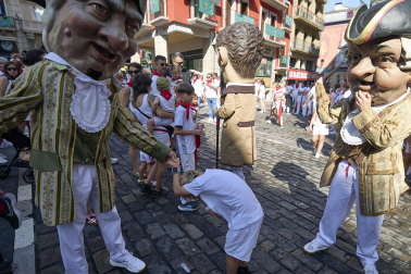 Foto de la despedida de la Comparsa de Gigantes y Cabezudos este 14 de julio de San Fermín 2026.