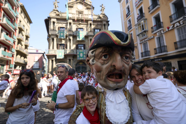 Foto de la despedida de la Comparsa de Gigantes y Cabezudos este 14 de julio de San Fermín 2026.