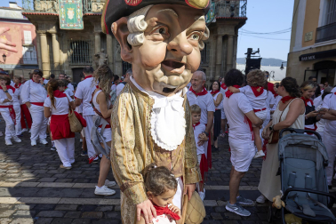 Foto de la despedida de la Comparsa de Gigantes y Cabezudos este 14 de julio de San Fermín 2026.