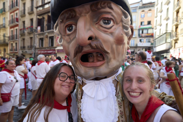 Foto de la despedida de la Comparsa de Gigantes y Cabezudos este 14 de julio de San Fermín 2026.
