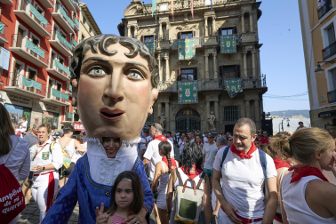 Foto de la despedida de la Comparsa de Gigantes y Cabezudos este 14 de julio de San Fermín 2026.