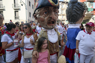 Foto de la despedida de la Comparsa de Gigantes y Cabezudos este 14 de julio de San Fermín 2026.