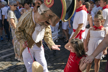 Foto de la despedida de la Comparsa de Gigantes y Cabezudos este 14 de julio de San Fermín 2026.