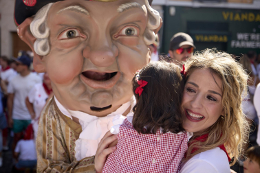 Foto de la despedida de la Comparsa de Gigantes y Cabezudos este 14 de julio de San Fermín 2026.