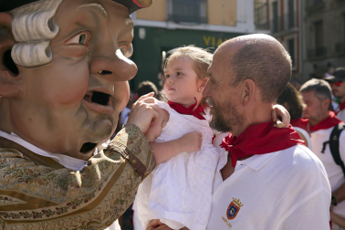 Foto de la despedida de la Comparsa de Gigantes y Cabezudos este 14 de julio de San Fermín 2026.