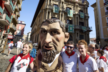Foto de la despedida de la Comparsa de Gigantes y Cabezudos este 14 de julio de San Fermín 2026.