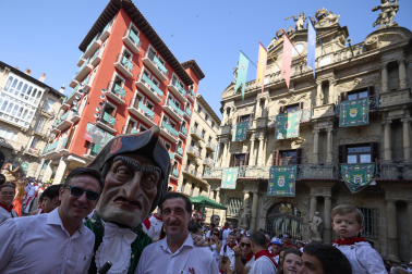 Foto de la despedida de la Comparsa de Gigantes y Cabezudos este 14 de julio de San Fermín 2026.