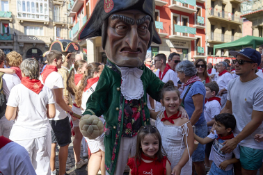 Foto de la despedida de la Comparsa de Gigantes y Cabezudos este 14 de julio de San Fermín 2026.