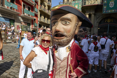 Foto de la despedida de la Comparsa de Gigantes y Cabezudos este 14 de julio de San Fermín 2026.