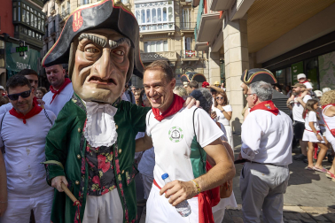 Foto de la despedida de la Comparsa de Gigantes y Cabezudos este 14 de julio de San Fermín 2026.