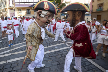 Foto de la despedida de la Comparsa de Gigantes y Cabezudos este 14 de julio de San Fermín 2026.