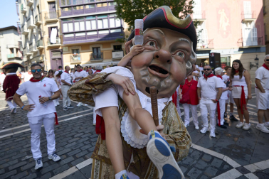 Foto de la despedida de la Comparsa de Gigantes y Cabezudos este 14 de julio de San Fermín 2026.
