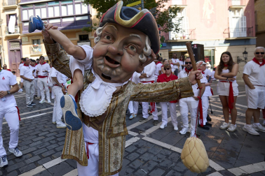 Foto de la despedida de la Comparsa de Gigantes y Cabezudos este 14 de julio de San Fermín 2026.