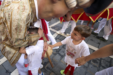 Foto de la despedida de la Comparsa de Gigantes y Cabezudos este 14 de julio de San Fermín 2026.