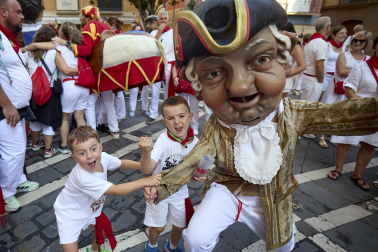 Foto de la despedida de la Comparsa de Gigantes y Cabezudos este 14 de julio de San Fermín 2026.