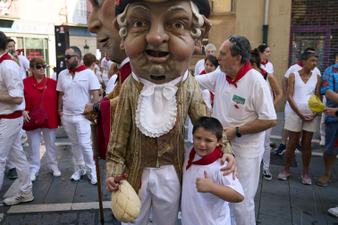 Foto de la despedida de la Comparsa de Gigantes y Cabezudos este 14 de julio de San Fermín 2026.